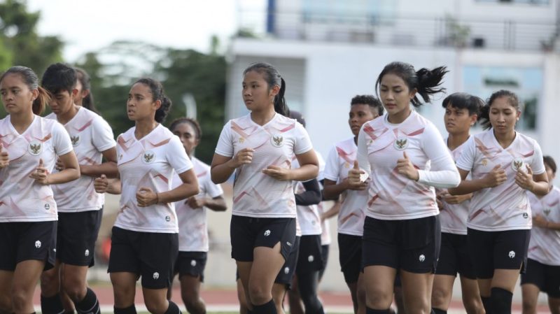 Timnas wanita Indonesia menggelar sesi latihan perdana di stadion Binan, Filipina, Sabtu (2/7/2022) sore