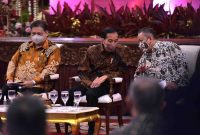 Presiden Jokowi, Gubernur BI Perry Warjiyo, dan Menko Perekonomian Airlangga Hartarto pada Pembukaan Rakornas Pengendalian Inflasi Tahun 2022, di Istana Negara, Jakarta, Kamis (18/08/2022) pagi