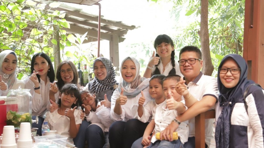 Eny Yaqut bersama DWP Kemenag RI di Kediaman Pencipta Lagu "Hari Anak Indonesia"