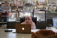 Anggota KPU RI Betty Epsilon Idroos memberi arahan pada Briefing Pagi Persiapan Pendaftaran, Verifikasi, dan Penetapan Partai Politik Peserta Pemilu 2024
