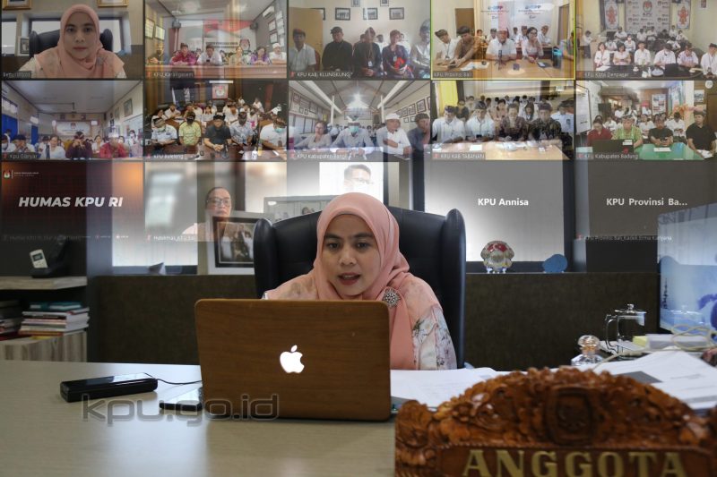 Anggota KPU RI Betty Epsilon Idroos memberi arahan pada Briefing Pagi Persiapan Pendaftaran, Verifikasi, dan Penetapan Partai Politik Peserta Pemilu 2024 