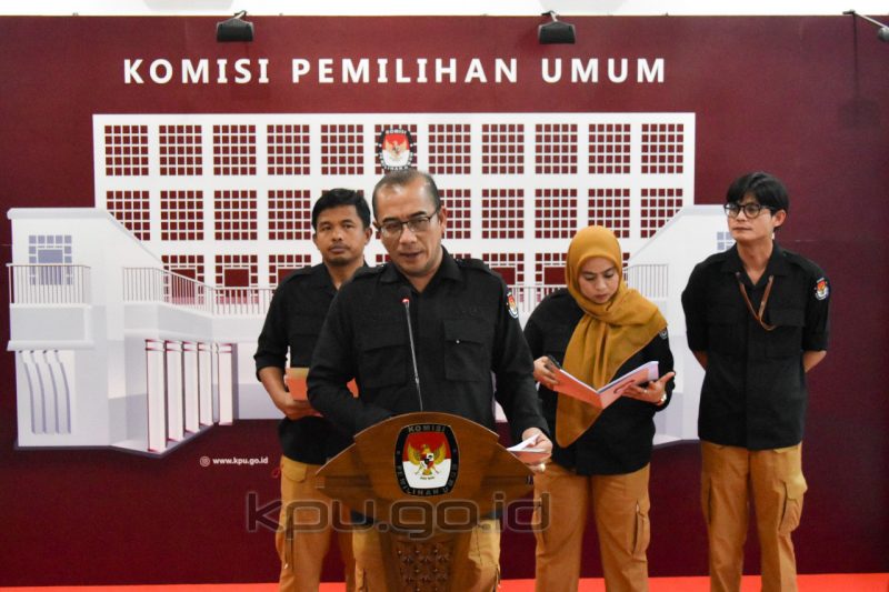 Ketua KPU Hasyim Asy’ari didampingi Anggota KPU August Mellaz, Betty Epsilon Idroos dan Idham Holik