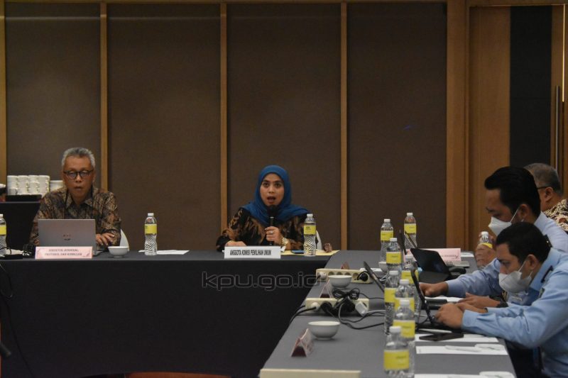 Anggota KPU Betty Epsilon Idroos saat hadir pada Bimtek Pemutakhiran Data WNI di Luar Negeri dan Layanan Adminduk bagi seluruh Perwakilan RI