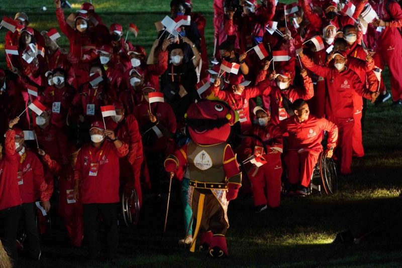 Defile Kontingen peserta 11th ASEAN Para Games Solo 2022 di Stadion Manahan Solo, Sabtu, 6/08/2022