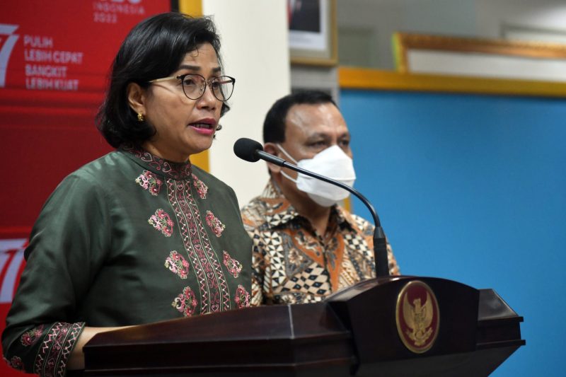 Menkeu Sri Mulyani memberikan keterangan pers usai SKP di Kantor Presiden, Jakarta, Senin (08/08/2022)