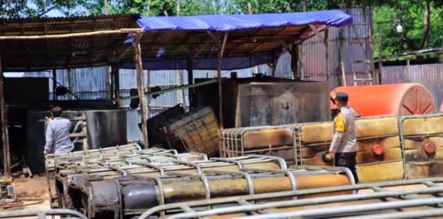 olda Jambi melakukan operasi penertiban gudang minyak illegal di wilayah hukum Polda Jambi 