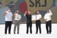 Menpora RI Zainudin Amali saat menerima penghargaan rekor MURI, Minggu (28/8/2022)