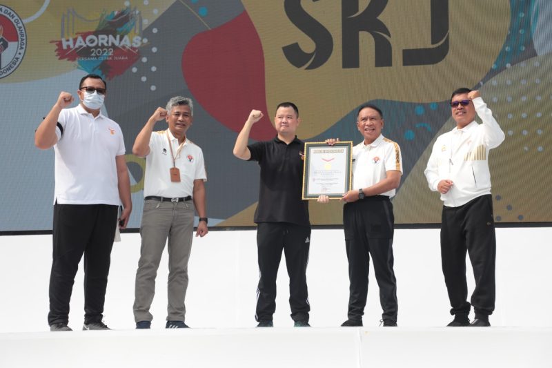 Menpora RI Zainudin Amali saat menerima penghargaan rekor MURI, Minggu (28/8/2022)