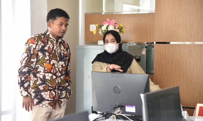 Anggota Bawaslu Lolly Suhenty didampingi Komisioner KPU Idham Holik saat meninjau helpdesk Sipol KPU