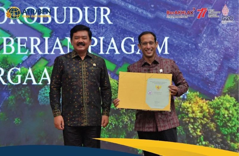 Menteri ATR/Kepala BPN Hadi Tjahjanto menyerahkan Sertifikat Hak Pakai atas tanah Candi Borobudur kepada Mendikbudristek Nadiem Makarim, Kamis (18/08/2022)