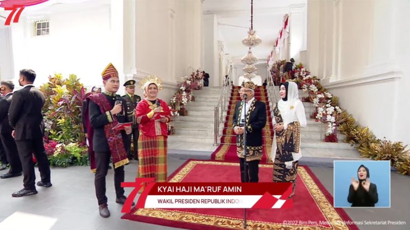 Wapres dan Ibu Wury Ma’ruf Amin saat tiba di halaman Istana Merdeka, Rabu (17/08/2022).