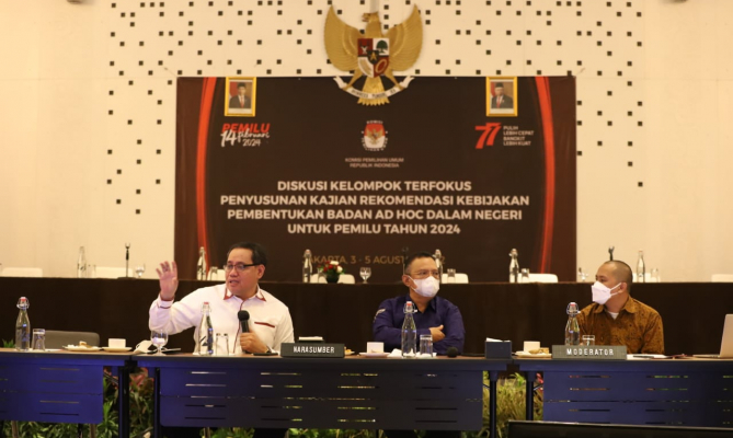 Anggota Bawaslu Herwyn J.H. Malonda dalam FGD Penyusunan Kajian Rekomendasi Kebijakan Pembentukan Badan Adhoc Dalam Negeri untuk Pemilu 2024