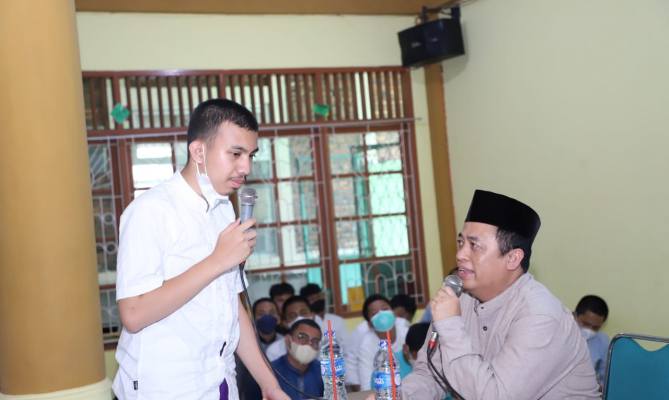 Anggota Bawaslu Puadi memberikan edukasi ke calon pemilih pemula di MAN 3 Jakarta