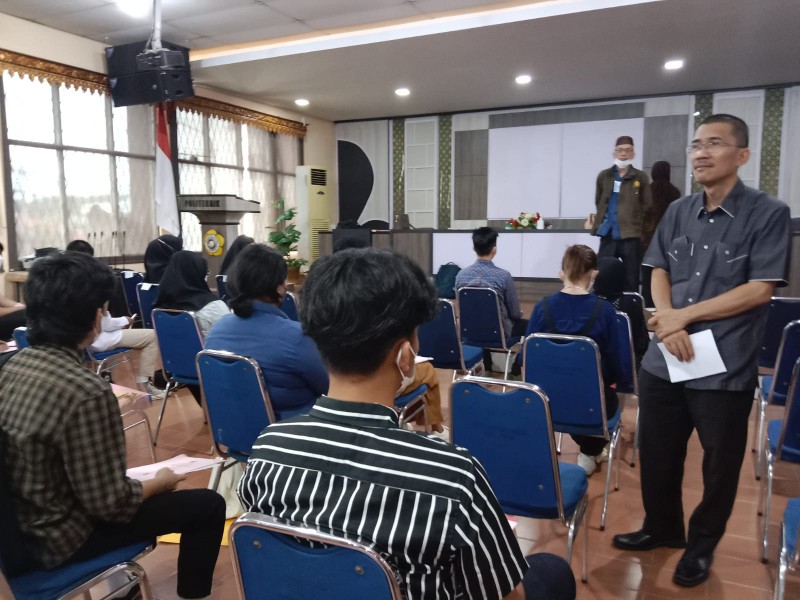 Direktur Polsri Dr Ing Ahmad Taqwa MT saat mengawasi ujian seleksi bagi mahasiswa baru. 