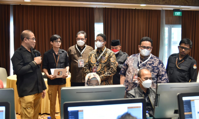 Ketua Bawaslu Rahmat Bagja memantau langsung proses verifikasi administrasi dokumen persyaratan partai politik calon peserta Pemilu Serentak 2024, Minggu (7/8/2022)
