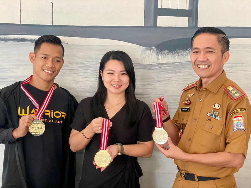  Petarung One Pride Mixed Martial Arts [MMA] Eka Darmawansyah temui Sekda Kota Palembang Ratu Dewa