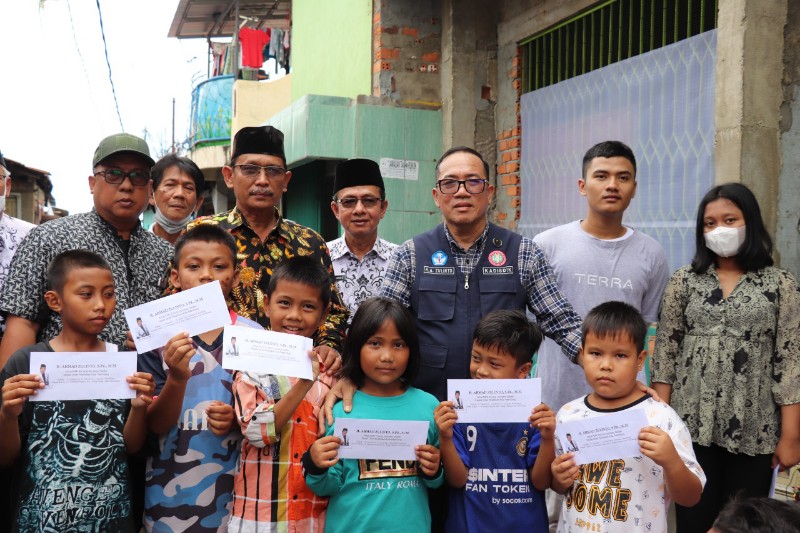 Ketua PGRI Sumsel H Ahmad Zulinto bersama jajaran menyambangi dan memberikan bantuan ke pada warga Jalan Sultan Agung Lorong Batu Ampar, 1 Ilir yang dilanda kebakaran. 