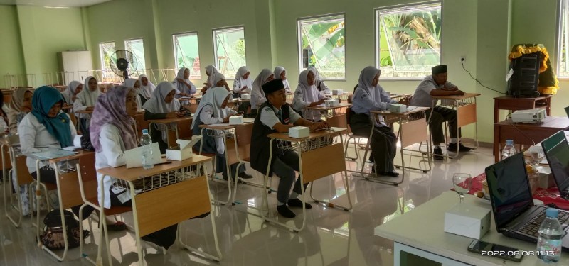 Peserta didik MAN 1 Ogan Ilir sangat antusias mengikuti materi pelatihan jurnalistik.