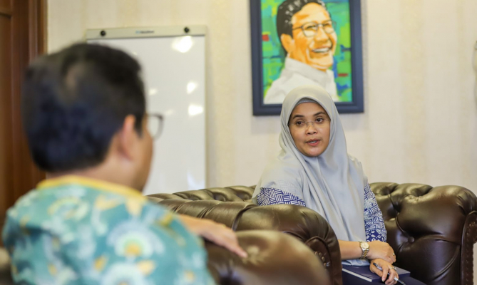 Anggota Bawaslu Lolly Suhenty (kanan) saat berbincang dengan Mnteri Desa PDTT Abdul Halim Iskandar (kanan) saat audiensi kantor Kemendes PDTT