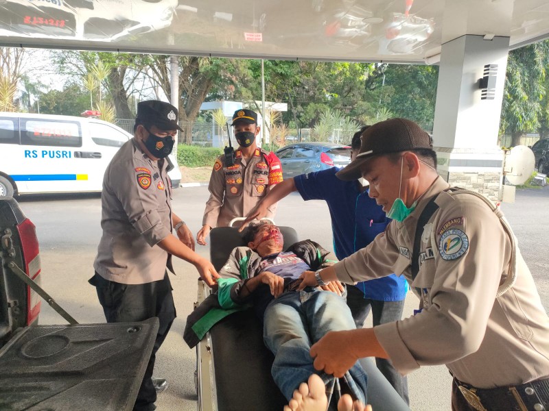 Korban Lakalantas di depan SMA Kumbang dilarikan dan dirawat di RS Pusri