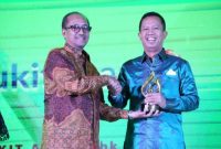 VP Sustainability PTBA Hartono dan Direktur Sumber Daya Manusia PTBA Suherman hadir mewakili Arsal Ismail untuk menerima penghargaan di Ajang TJSL & CSR