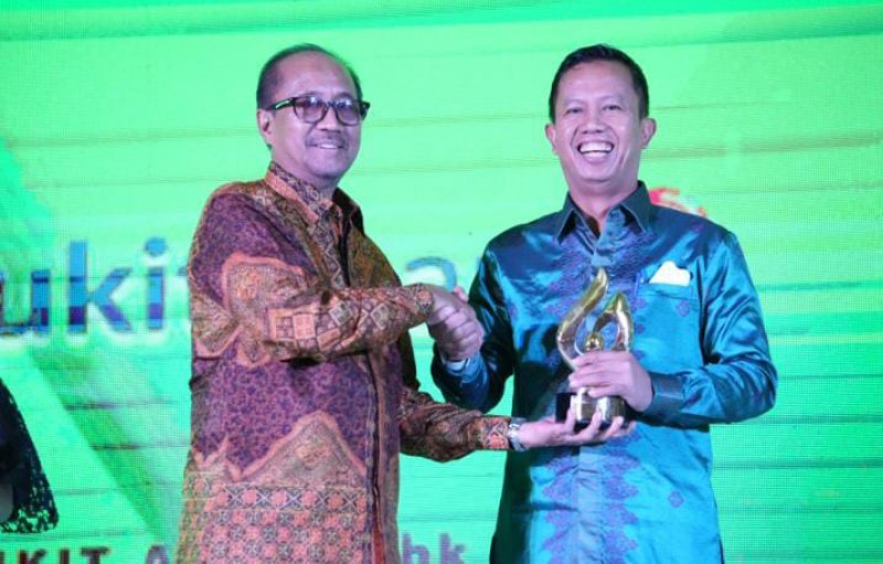 VP Sustainability PTBA Hartono dan Direktur Sumber Daya Manusia PTBA Suherman hadir mewakili Arsal Ismail untuk menerima penghargaan di Ajang TJSL & CSR