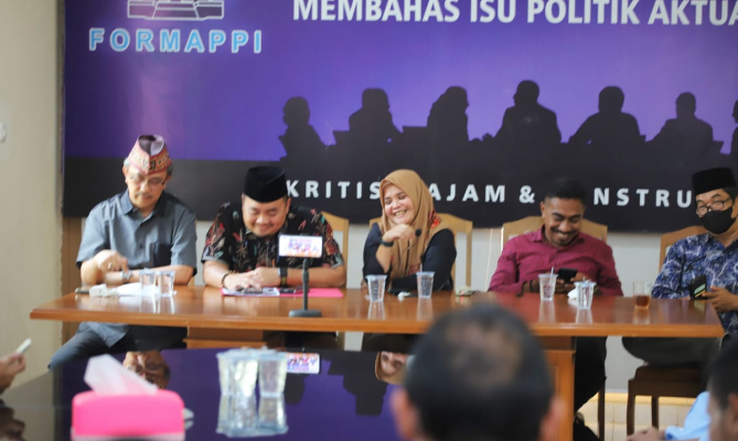 Anggota Bawaslu Lolly Suhenty (tengah) saat menjabarkan kendala Bawaslu dalam mengawasi tahapan pendaftaran dan verifikasi administrasi (vermin) partai politik (parpol) calon peserta Pemilu 2024 saat diskusi bersama Formappi, Kamis (18/8/2022)