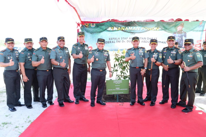 Kepala Staf TNI Angkatan Darat [Kasad] Jenderal TNI Dr Dudung Abdurachman didampingi Ketua Umum Persit Kartika Chandra Kirana [KCK] Rahma Dudung Abdurachman beserta rombongan melakukan kunjungan kerja [Kunker] di Bangka Belitung, Kamis [18/08/2022].