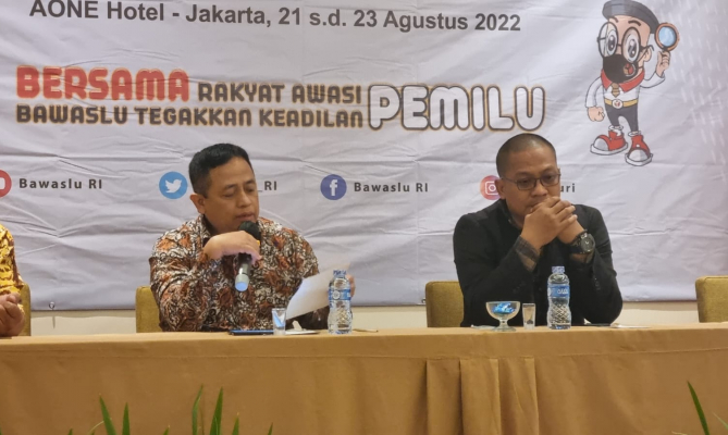 Anggota Bawaslu Puadi berikan arahan dalam Rapat Teknis Pembangunan Sistem Layanan Terintegrasi Bawaslu di Jakarta, Minggu, (21/8/2022) malam