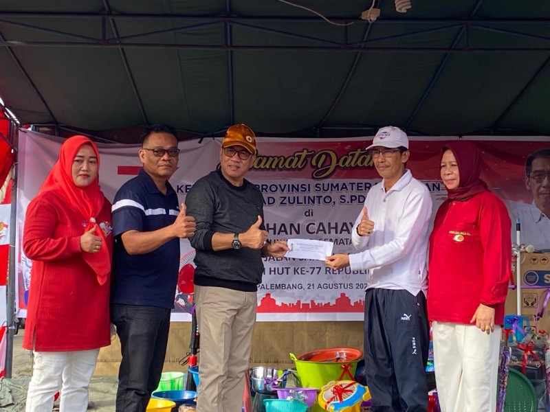 Ketua PGRI Sumsel H Ahmad Zulinto memberikan bantuan ke pada 5 warga yang menyandang disabilitas