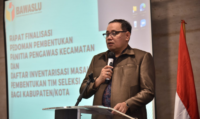 Anggota Bawaslu Herwyn JH Malonda dalam Rapat Finalisasi Pembentukan Panitia Panwascam dan Daftar Inventarisasi Masalah Pembentukan Tim Seleksi bagi Kabupaten/Kota di Jakarta, Minggu (21/08/2022) malam.