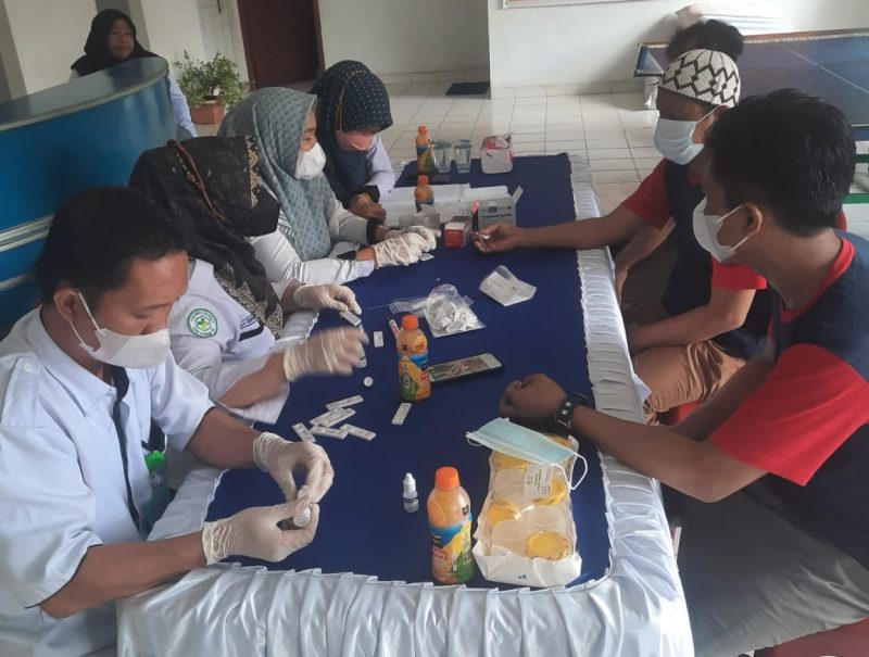 Tim Tenaga Kesehatan Lembaga Pemasyarakatan Kelas IIB [Nakes Lapas] Kayuagung bersama Puskesmas Kutaraya Kayuagung Kabupaten Ogan Komering Ilir [OKI] melakukan skrining human immunodeficiency virus [HIV] bagi warga binaan. 