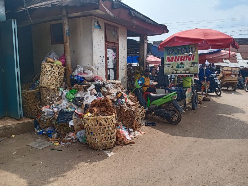Sampah Menumpuk di Pasar Pangkalan Balai