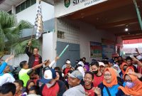 Kadisdik Palembang H Ahmad Zulinto melepas jalan sahat [santai] yang diselenggarakan Alumni SMP YWKA Palembang