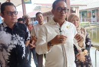 Kadisdik Palembang H Ahmad Zulinto saat meninjau bangunan SMP Negeri 5 Palembang didampingi Kabid SMP Lukman Hakim, Kasi Perencanaan Disdik Palembang Taufik dan Kepala SMPN 5 Nursiah Lelawati, di Jalan Syakyakirti Lorong Pancasila nomor 28, Karang Jaya, Kecamatan Gandus, Jumat [29/07/2022].