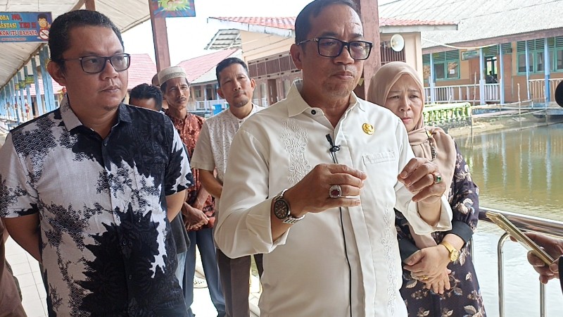 Kadisdik Palembang H Ahmad Zulinto saat meninjau bangunan SMP Negeri 5 Palembang didampingi Kabid SMP Lukman Hakim, Kasi Perencanaan Disdik Palembang Taufik dan Kepala SMPN 5 Nursiah Lelawati, di Jalan Syakyakirti Lorong Pancasila nomor 28, Karang Jaya, Kecamatan Gandus, Jumat [29/07/2022].