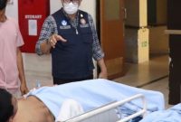 Ketua Pembina Yayasan Pembina Palembang, H Ahmad Zulinto saat menjenguk ketiga siswa yang terkena siraman cuka parah di Rumah Sakit Umum