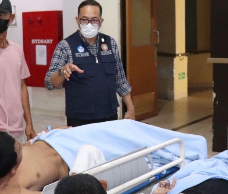 Ketua Pembina Yayasan Pembina Palembang, H Ahmad Zulinto saat menjenguk ketiga siswa yang terkena siraman cuka parah di Rumah Sakit Umum