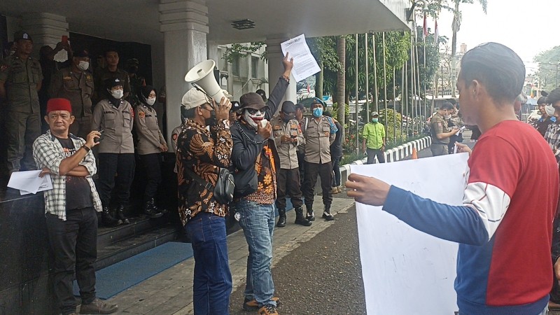 Puluhan massa yang mengatasnamakan Komunitas Masyarakat Miskin Palembang [KMMP] menggeruduk Kantor Walikota Palembang. 