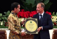 Presiden Jokowi menerima penghargaan dari Dirjen IRRI, di Istana Negara, Jakarta, Minggu (14/08/2022).
