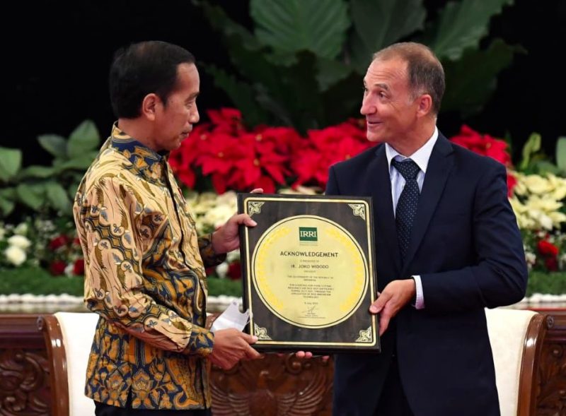 Presiden Jokowi menerima penghargaan dari Dirjen IRRI, di Istana Negara, Jakarta, Minggu (14/08/2022).