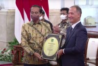 Presiden Jokowi menerima Penghargaan dari IRRI yang diserahkan oleh Dirjen IRRI Jean Balie, di Istana Negara, Jakarta, Minggu (14/08/2022)