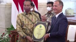 Presiden Jokowi menerima Penghargaan dari IRRI yang diserahkan oleh Dirjen IRRI Jean Balie, di Istana Negara, Jakarta, Minggu (14/08/2022)