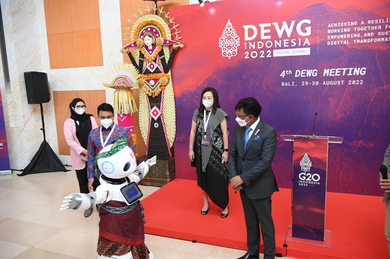 Robot UU saat menyapa Menkominfo RI Johnny G. Plate saat Pembukaan Pameran Industrial Task Force (ITF) DEWG, Senin (29/08/2022)