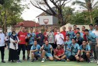 Menperin RI, Agus Gumiwang Kartasasmita saat menyaksikan pertandingan final basket putra antara Inspektorat Jenderal melawan tim Badan Standardisasi dan Kebijakan Jasa Industri (BSKJI) di lapangan basket Kemenperin, Selasa (9/8)
