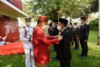 Menteri Energi dan Sumber Daya Mineral [ESDM] Arifin Tasrif atas nama Presiden RI Joko Widodo menganugerahkan Tanda Kehormatan Satyalencana Wira Karya ke pada pegawai di lingkungan Kementerian ESDM dan BUMN untuk sektor energi.