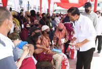 Presiden Jokowi didampingi Ibu Iriana Joko Widodo menyerahkan BMK dan BLT minyak goreng kepada peserta Program Keluarga Harapan (PKH) di Pasar Sungai Duri, Kabupaten Bengkayang, Provinsi Kalimantan Barat, Selasa (09/08/2022)