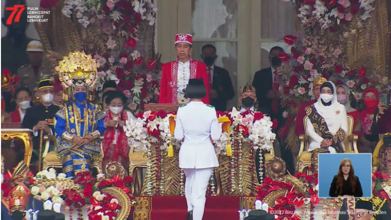 Presiden Jokowi saat menyerahkan Bendera Negara Sang Merah Putih kepada Pembawa Bendera pada Upacara Peringatan Detik-Detik Proklamasi Kemerdekaan RI di Halaman Istana Merdeka, Jakarta, Rabu (17/8/2022) pagi