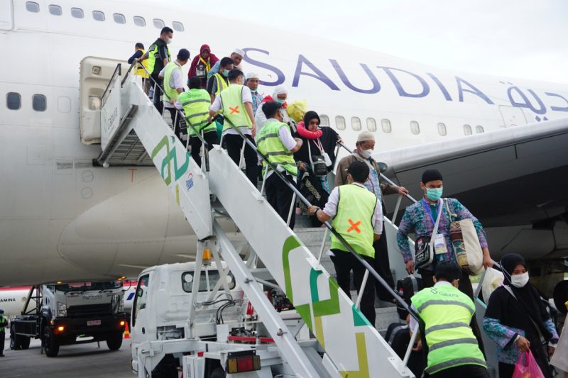 Jemaah haji asal Provinsi Sumatra Selatan saat tiba di Bandara SMB II Palembang