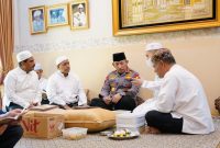 Kapolri Jenderal Listyo Sigit Prabowo melakukan takziah ke rumah duka Habib Zen bin Umar di kawasan Pejaten Barat, Jakarta Selatan, Kamis (11/8/2022)